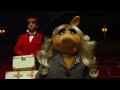 Los Muppets | Escena:' Gonzo vuelve con Los Muppets' | Disney Oficial