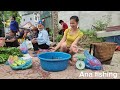 The girl used a pump to pump water out to catch fish in a natural puddle.| Ana fishing