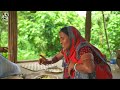 শালপাতায় গরম খিচুড়ির সাথে বাগানের টাটকা কাঁচালঙ্কা গন্ধরাজ লেবু জমিয়ে খাওয়া | Khichuri recipe