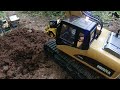 RC Excavator Loading Tanah