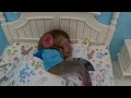 Bebé Mono BonBon Juega con un Bastón Mágico y Come Caramelos Arcoíris M&M - MONO BONBON ESP