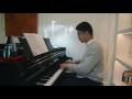 Hu Yi play piano