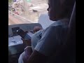 conductora del metro usando el celular