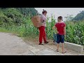 Single mother - hungry child, goes to cut firewood to exchange for rice.Lý A Ca