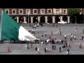 VIDEO Civiles y soldados mexicanos evitaron caída de la bandera en el Zócalo