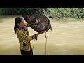 Traps fish during flood season using traditional methods | Tin's Daily Life