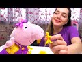 Jeux avec Play Doh. Peppa Pig fait des gâteaux de la pâte à modeler. Vidéos pour enfants.