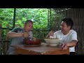 After finishing the farm work, the younger brother made a large bowl of beef tendon noodles.