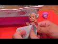 Bath time ! Elsa & Anna toddlers - soap bubbles - Barbie dolls