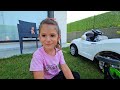 Eva Bahçede Akülü Arabalarıyla Tamircilik Oynuyor - Akülü Araba Videoları