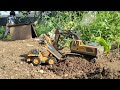 Rc Excavator Membantu Menurunkan Muatan Dari Dump Truck