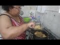 Na cozinha fazendo comida