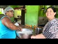 ELA APRENDEU FAZER BISCOITO DE POLVILHO COM A VÓ