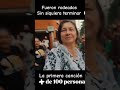 Rodeados más de 100. Músico en la calle recibe un montón