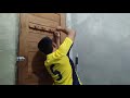 Cara mudah dan rapi memasang gantungan baju dari kayu di pintu