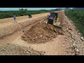 Heavy Equipment SHANTUI DH17 Spreading Stone For Building HighwayRoad DONGFENG Truck Unloading Stone