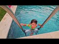 Eva Yüzmeyi Öğrendi - Bakın Paletle Nasıl Yüzüyor | Kids Swim