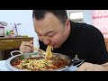 A Qiang makes a simple mutton noodle, the noodles are chewy and the meat is tender