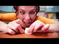 ROUGE vs BLEU – Manger des ALIMENTS de LA MÊME Couleur | Épreuves de Squid Game par LALAL'R Emoji