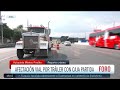 Se parte la caja de un tráiler cargado con cerveza en la México-Puebla - Las Noticias