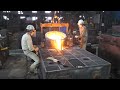 Process of huge cast iron. Long-established foundry in Osaka that achieves high quality.