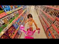 Eva Oyuncak Mağazasında Bisikletle Geziyor ve Babalar Günü için Hediye Seçiyor