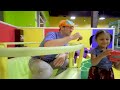 Blippi visita un patio de juegos (Fidgets Indoor Playground)  | Explora con Blippi