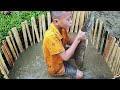 Discovering a Big Catfish ThatEats Ducks, the Orphan BoyMade a Trap to Catch It