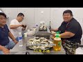 Monkey Brother spent 300 yuan to buy 30 kilograms of oysters, and made garlic oysters with full flav