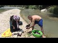 Baharkhanam goes to the river bank with the help of her brother Jabar to wash the sheep.