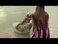 Texas College Student Takes Graduation Photos With Giant Alligator