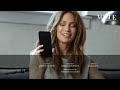 Jennifer Lopez revela qué lleva en su bolso EN ESPAÑOL | Vogue México y Latinoamérica