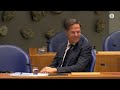 Hilariteit om Geert Wilders na vertrek Rutte