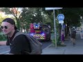 [Dachstuhl in Vollbrand] Brand in München - Einsatzfahrten Berufs-und Freiwillige Feuerwehr München