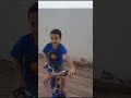 Noah tá andando de bicicleta