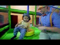 Blippi aprende los cinco sentidos  | Aprende con Blippi | Videos Educativos