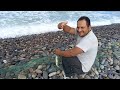 Este HOMBRE SACA su RED de Mar AGITADO y NO SE  IMAGINAN los CIENTOS de PECES  que ATRAPA