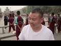 Escuela de artes marciales y antiguo monasterio Shaolin. El mundo al revés China 1 edición