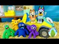 Bluey and BLUE Rainbow Friends Beach! 🌈 | Pretend Play with Bluey Toys | Rainbow Friends Toys